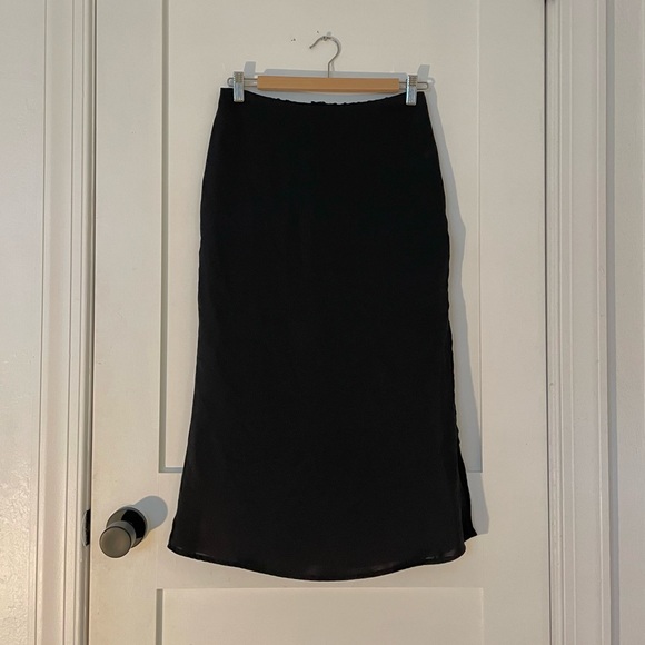 ❌SOLD❌ NWOT VICI | Everly Mine Matte Satin Side Slit Midi Skirt in Black | Small - Picture 2 of 4